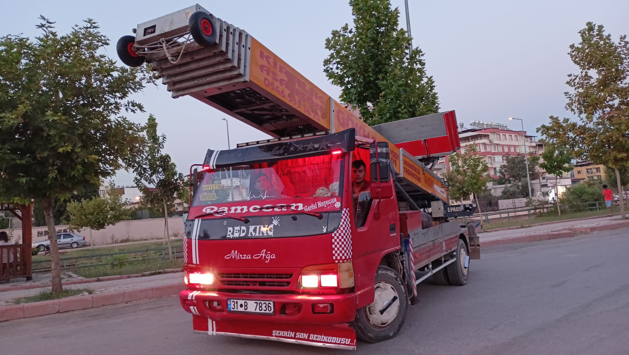 Asansörlü taşıma aracı