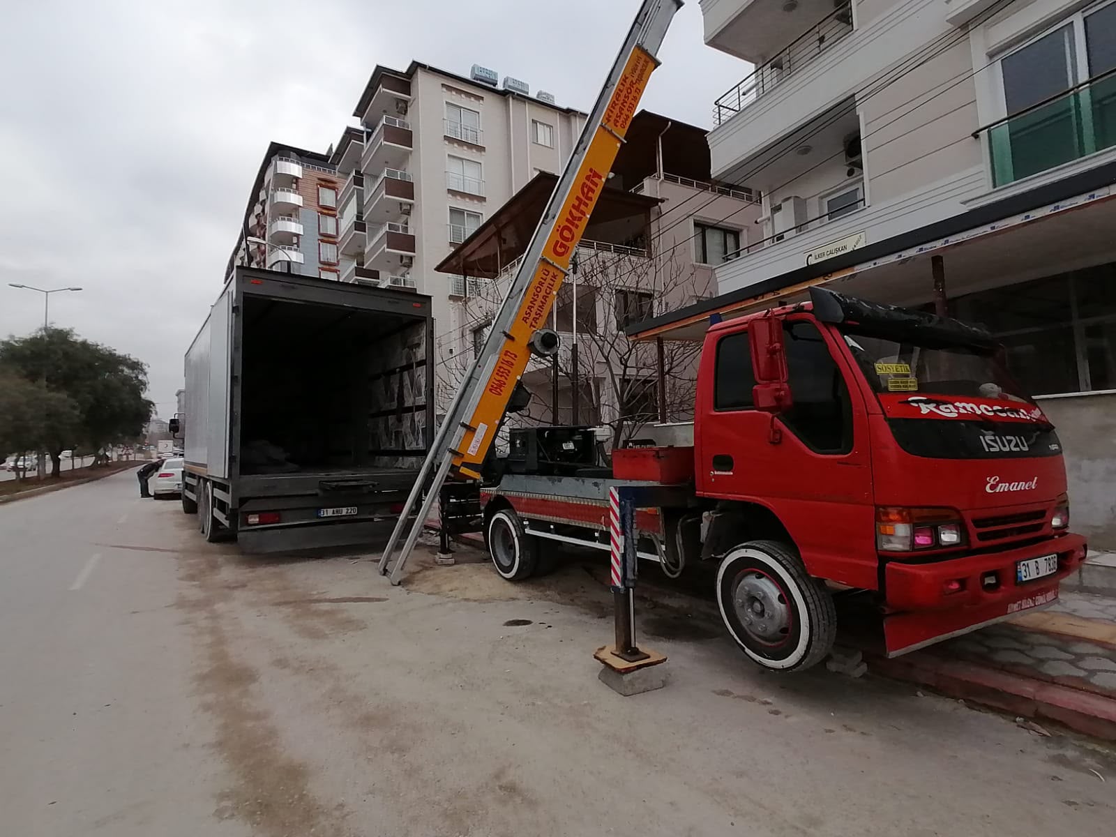 Dış cephe asansörü ile yükleme